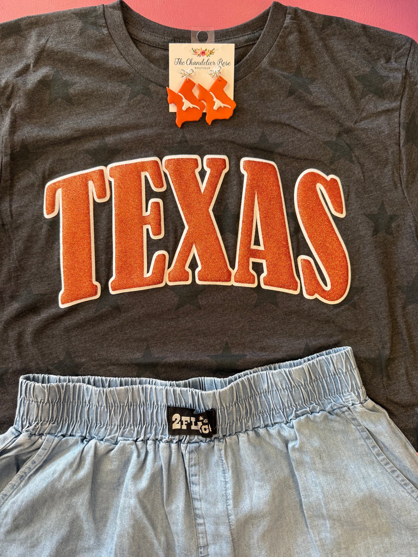 ARCHED TEXAS SMOKE STARS GAME DAY CHARCOAL BLACK TEE - ORANGE/WHITE GLITTER PUFF