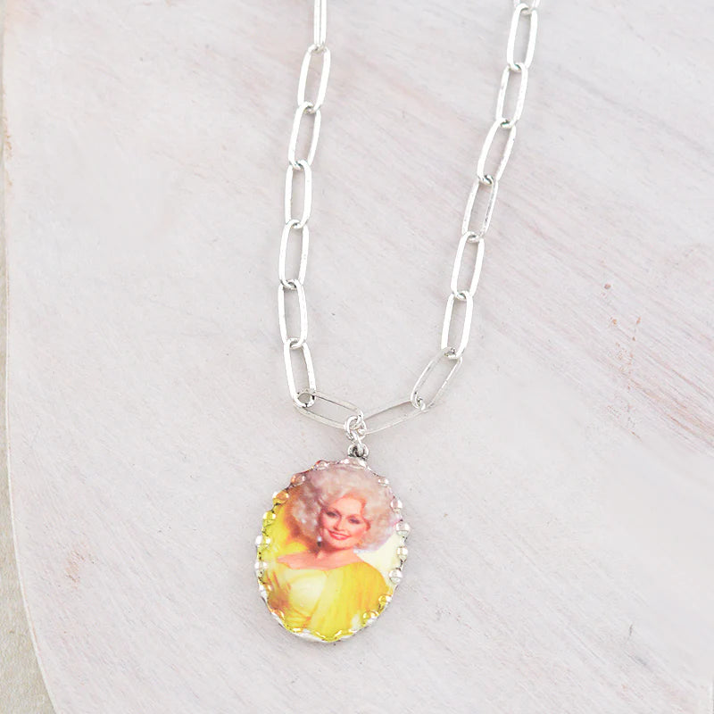 DOLLY PORTRAIT PENDANT YELLOW SHIRT NECKLACE - SILVER