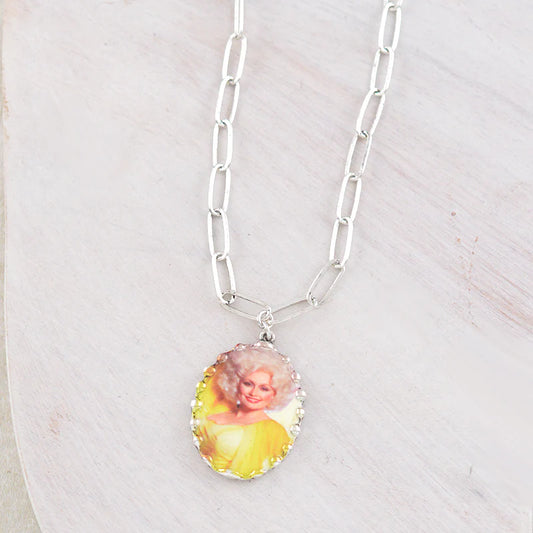 DOLLY PORTRAIT PENDANT YELLOW SHIRT NECKLACE - SILVER