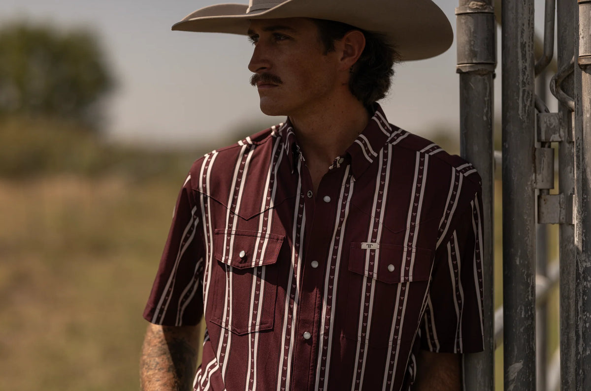 FERRELL MEN'S THE TUCKER SHORT SLEEVE PEARL SNAP - MAROON
