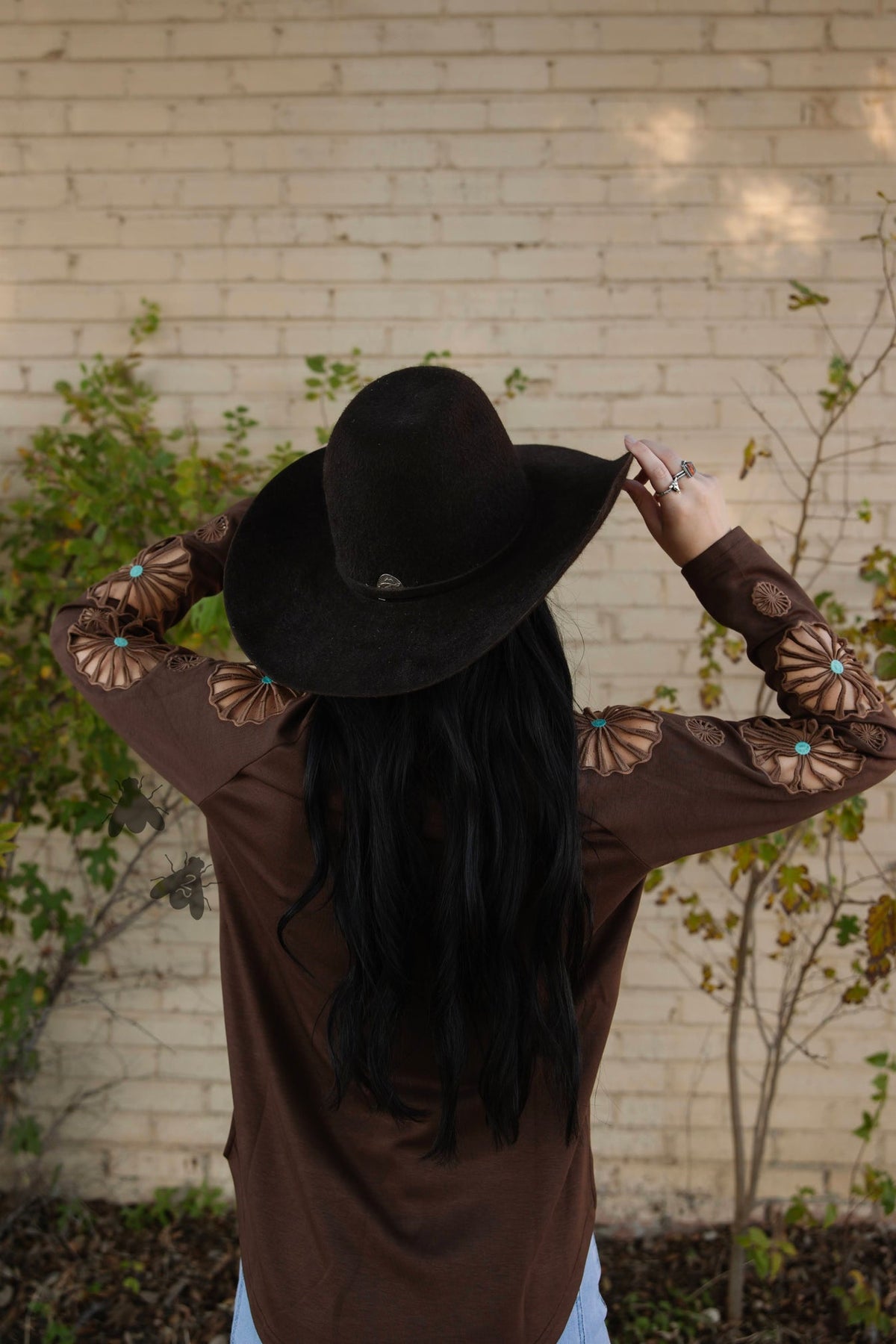 THE WAGON WHEEL LONG SLEEVE TOP - CHOCOLATE