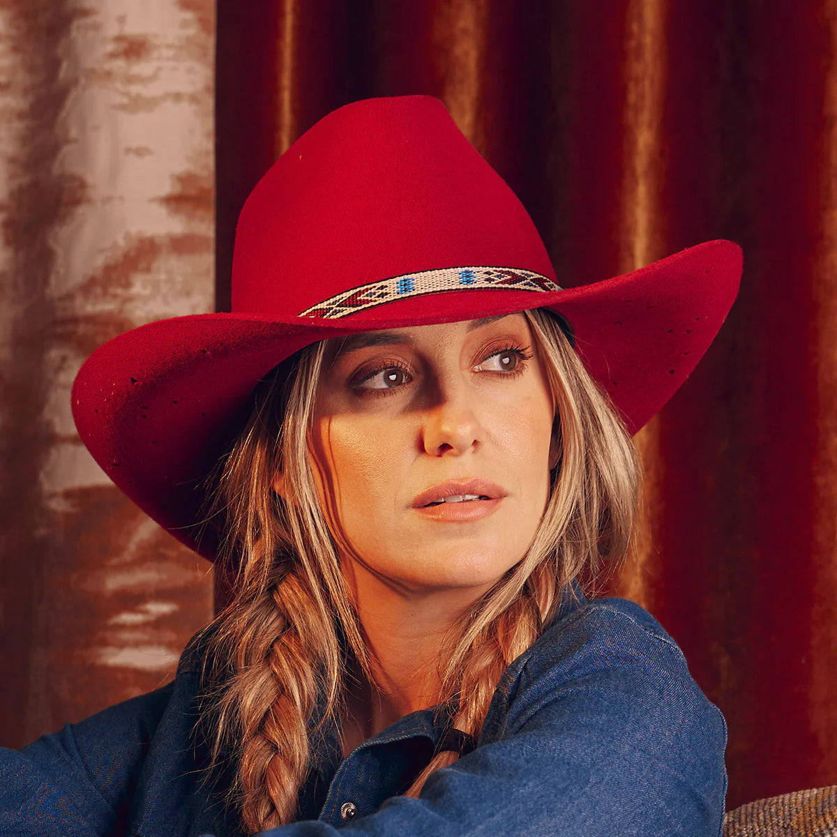 LAINEY WILSON X CHARLIE 1 HORSE WILD HORSES RED
