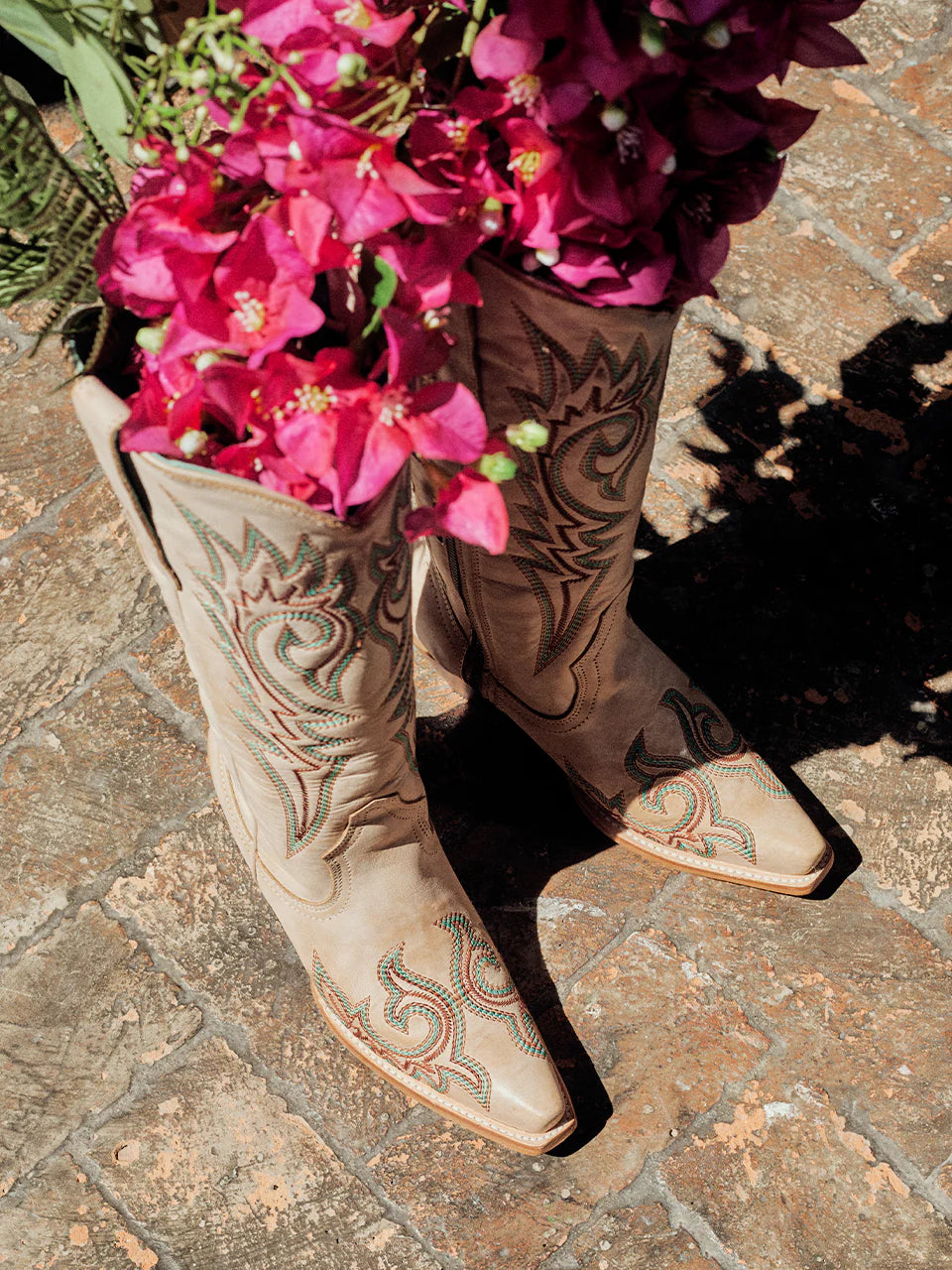 CORRAL WOMEN'S BLUE AND RED EMBROIDERY BONE SNIP TOE COWBOY BOOT - Z5371
