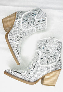VERY G WHITE SILVER MAZE ANKLE BOOT