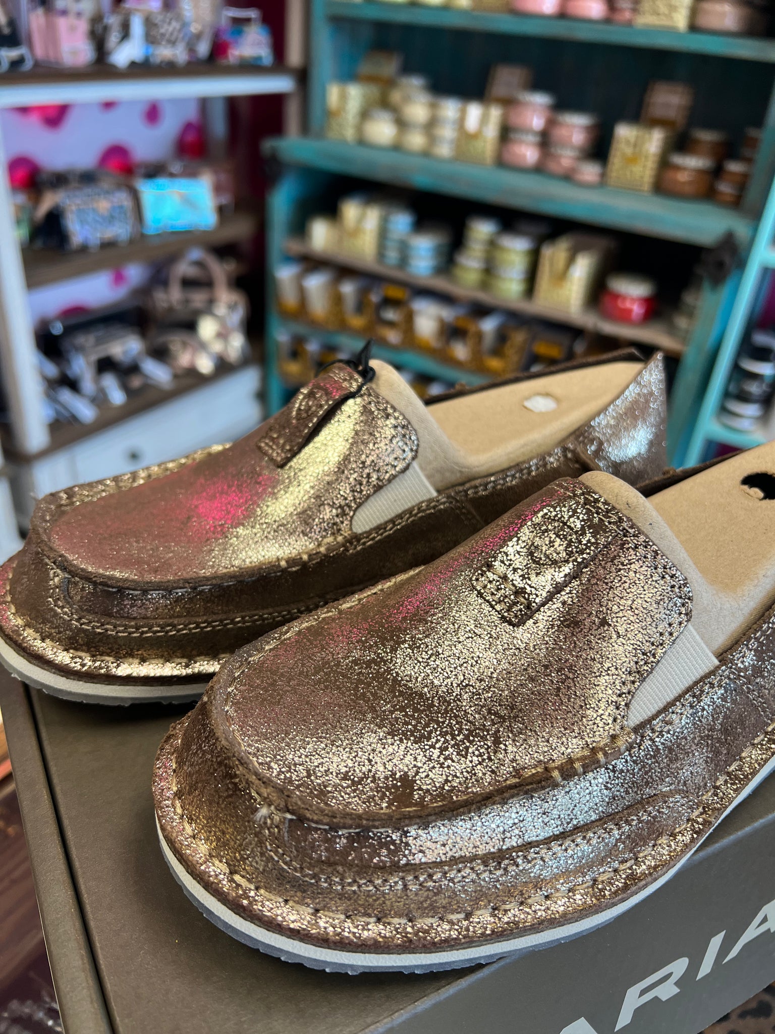 Rose gold top ariat cruiser