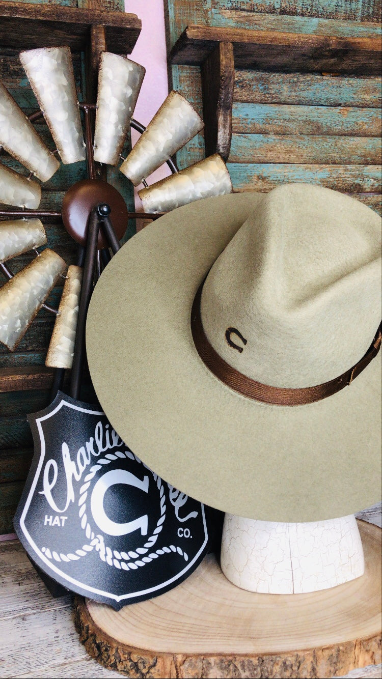 CHARLIE 1 HORSE HIGHWAY OLIVE FELT
